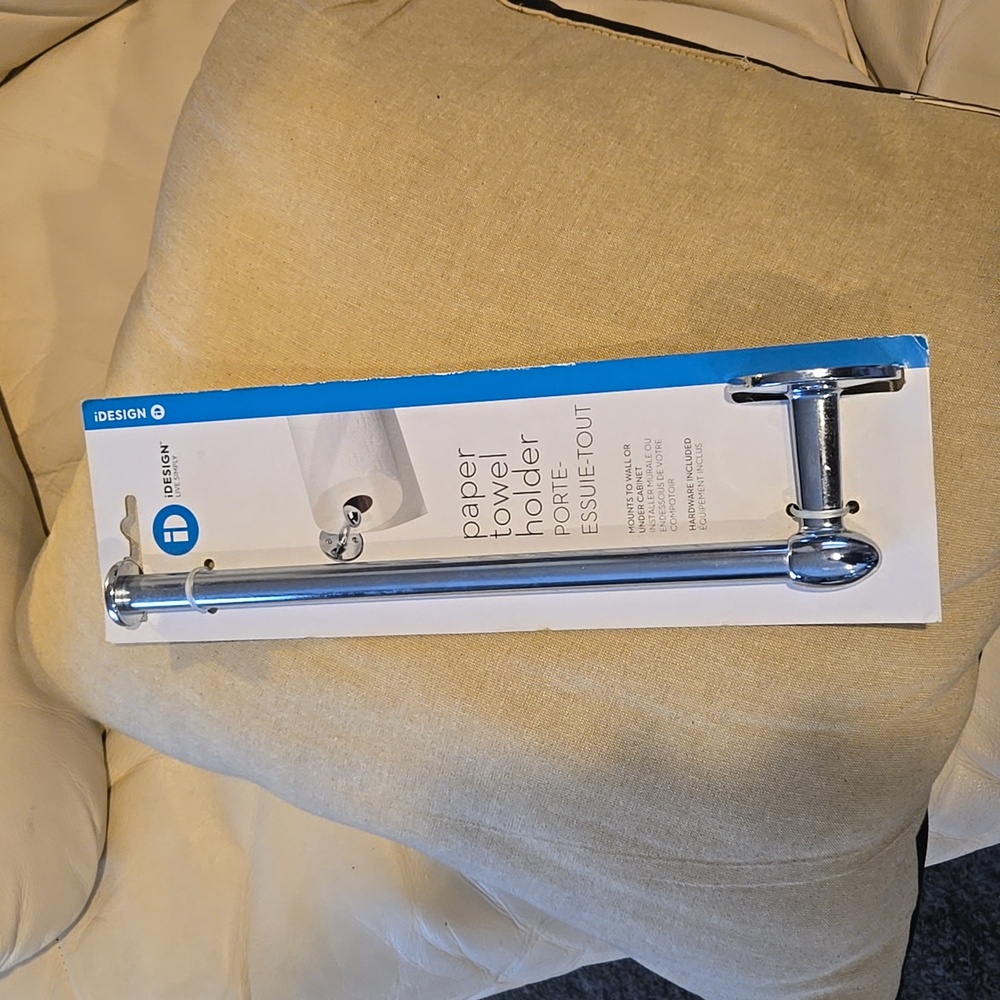 Paper Towel Holder.          NEW